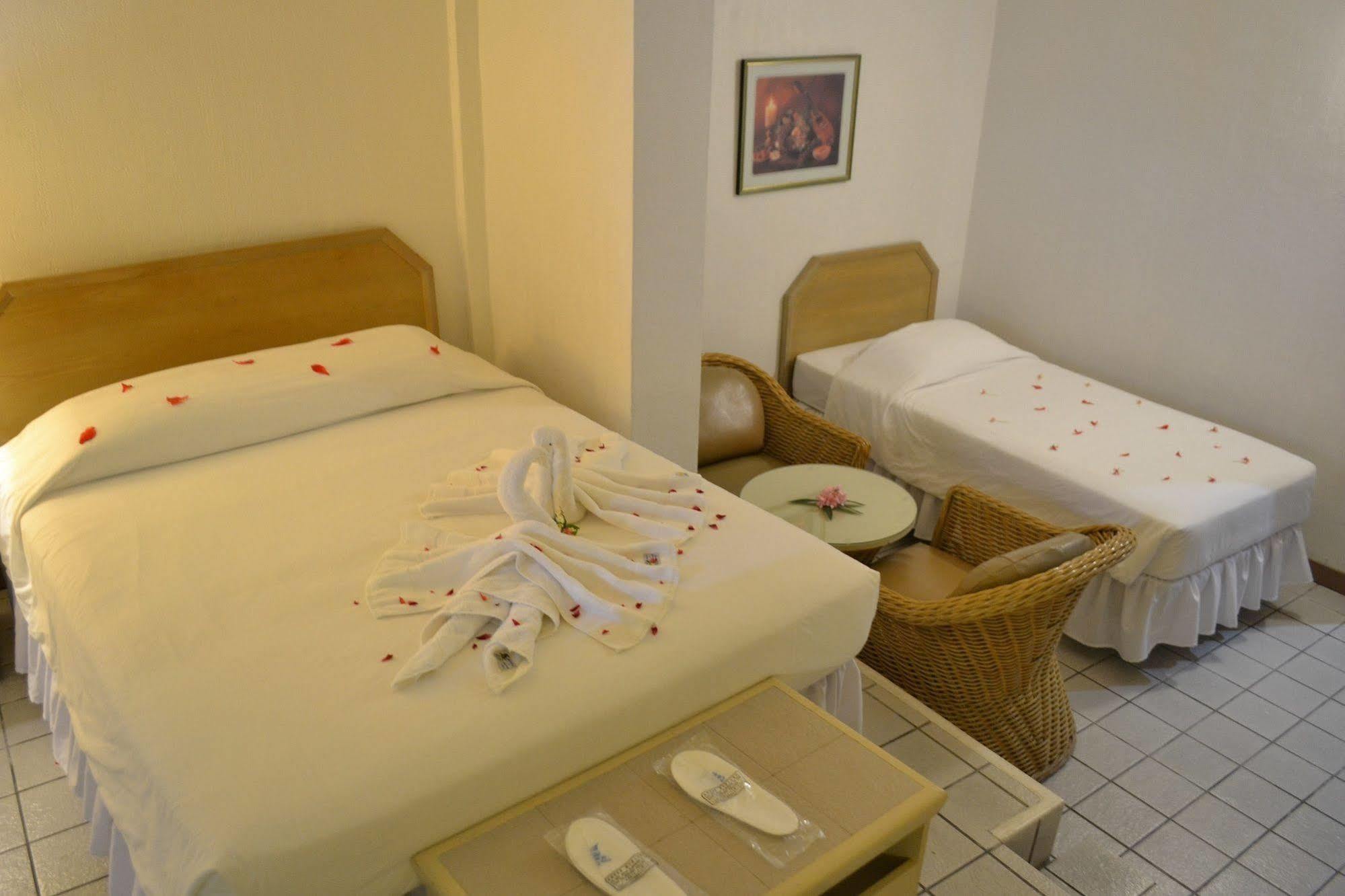 Hotel West Plaza By The Sea à Koror Extérieur photo